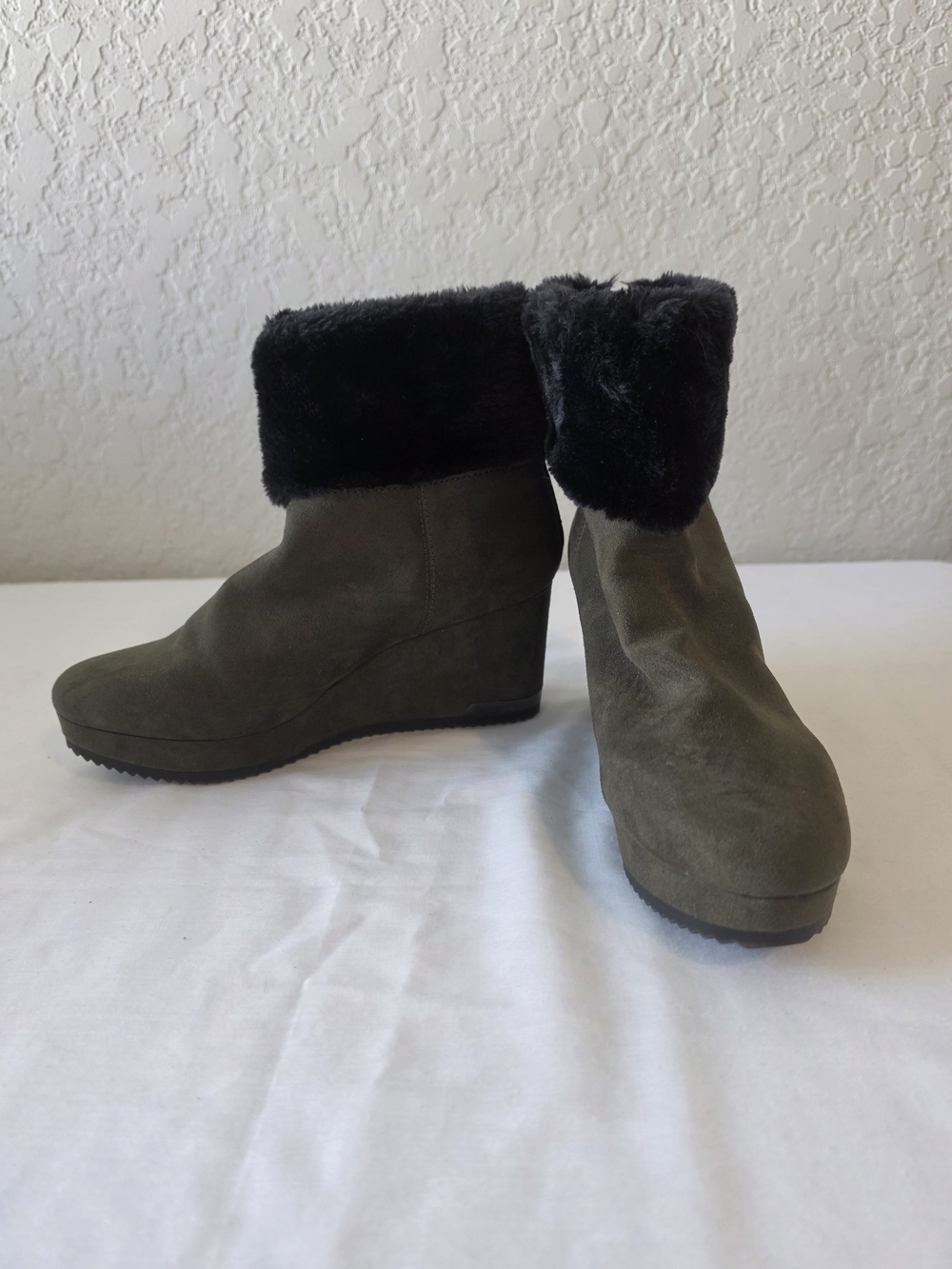 DKNY Size 8 Women's Faux Fur Cuff Wedge Ankle Boots - Olive/Black